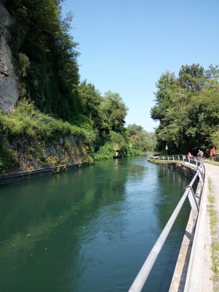 Guido Stucchi, Cesare Cantù, Antonio Stoppani, Leonardo da Vinci, Ecomuseo Adda di Leonardo, Tre Corni, luoghi leonardeschi, Vergine delle Rocce, Naviglio di Paderno, Cornate, Cornate Adda, Paderno, Paderno Adda, Adda, Giovanni Croce Vaprio, centrali Edison Adda, Margherita Pusterla, fiume Adda, località Tre Corni, Bacino dei morti, Mastodonte, Brivio, ceppo Adda