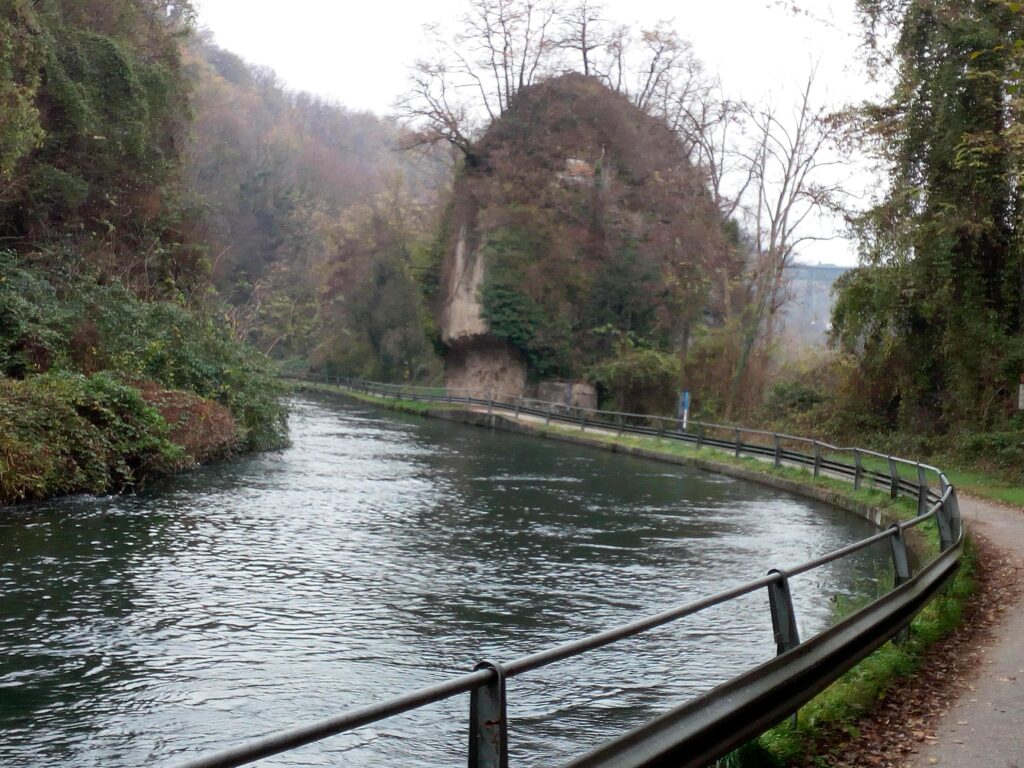 Guido Stucchi, Cesare Cantù, Antonio Stoppani, Leonardo da Vinci, Ecomuseo Adda di Leonardo, Tre Corni, luoghi leonardeschi, Vergine delle Rocce, Naviglio di Paderno, Cornate, Cornate Adda, Paderno, Paderno Adda, Adda, Giovanni Croce Vaprio, centrali Edison Adda, Margherita Pusterla, fiume Adda, località Tre Corni, Bacino dei morti, Mastodonte, Brivio, ceppo Adda