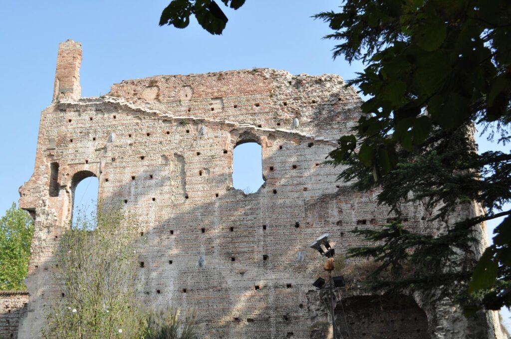 Luigi Minuti, Ecomuseo Adda di Leonardo, Trezzo Adda, Trezzo, Adda, castelli Lombardia, Longobardi, necropoli longobarda, San Martino Trezzo, Bernabò Visconti, Gian Galeazzo Visconti, Barbarossa, Federico II, Cristoforo Benigno Crespi, castello visconteo, Francesco Carmagnola, Teodolinda, Pandolfo Malatesta, Berengario del Friuli