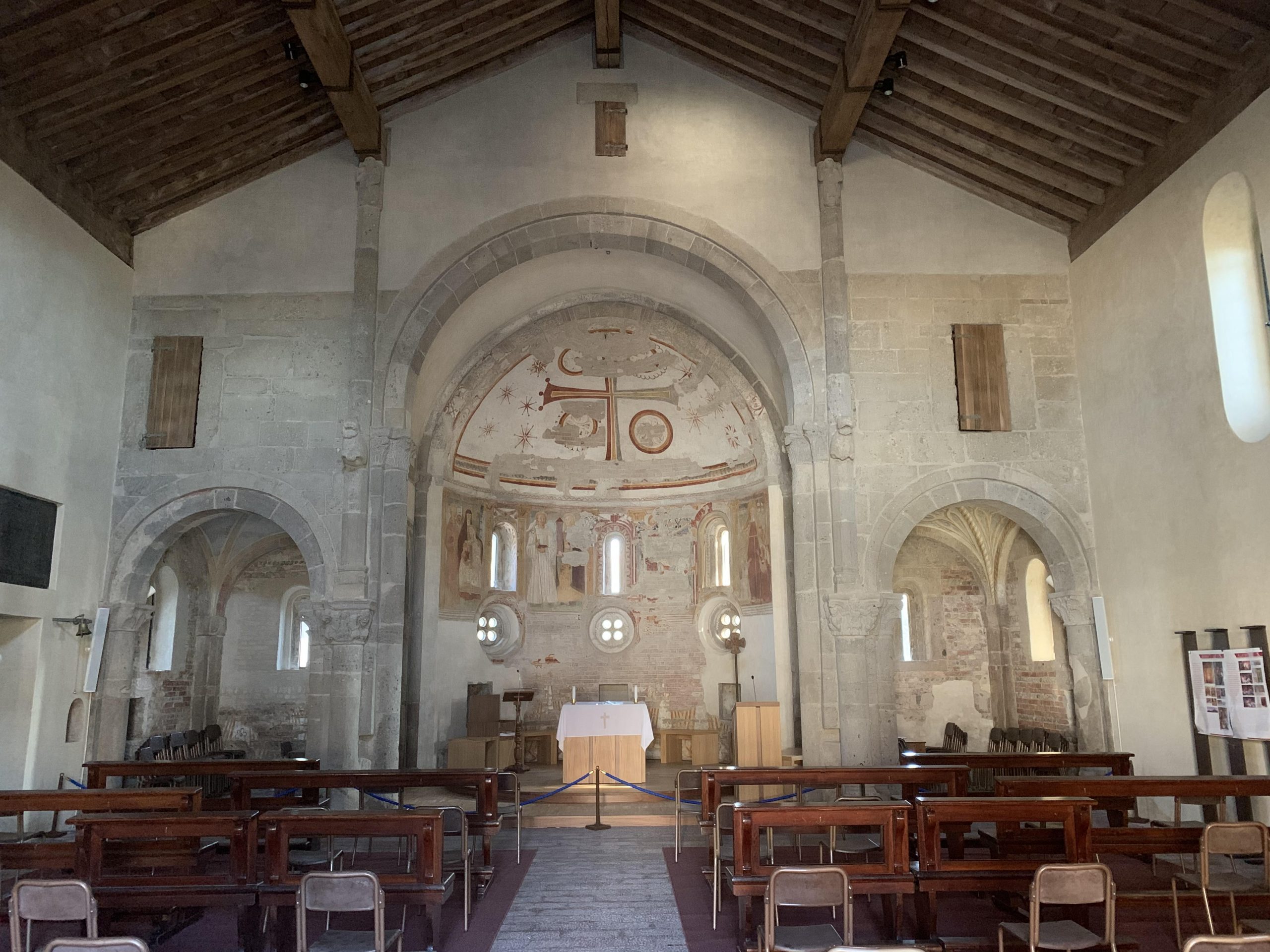 L'interno della chiesa di San Colombano