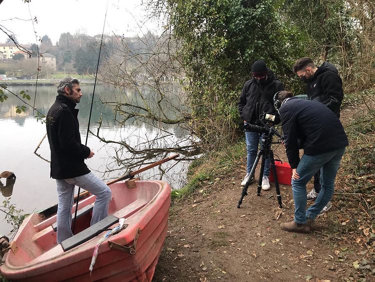 Cristian Bonomi durante le riprese al promontorio di Trezzo